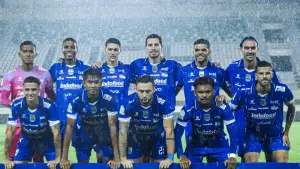 Starting line up Persib Bandung saat mengahdapi PSBS Biak di pekan kesembilan Super League 2025/2026 (Sumber: Instagram/@uilliambarros94)