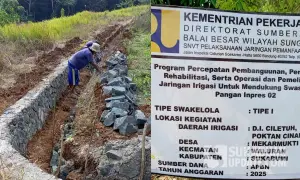 Pengerjaan irigasi di DI Ciletuh, Kampung Sukasirna, Desa Mekarmukti, Kecamatan Waluran, Kabupaten Sukabumi | Foto : Ragil Gilang