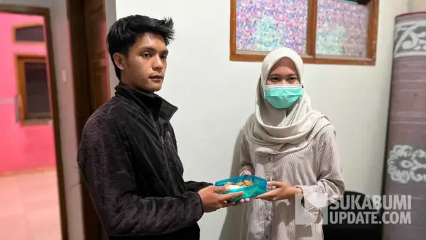 Perwakilan keluarga siswa menyerahkan bukti hidangan MBG yang viral berisi plester luka kepada pihak SPPG Cigunung, Kecamatan Cisaat, Kabupaten Sukabumi, Senin petang (20/10/2025). (Sumber Foto: SU/Turangga Anom)