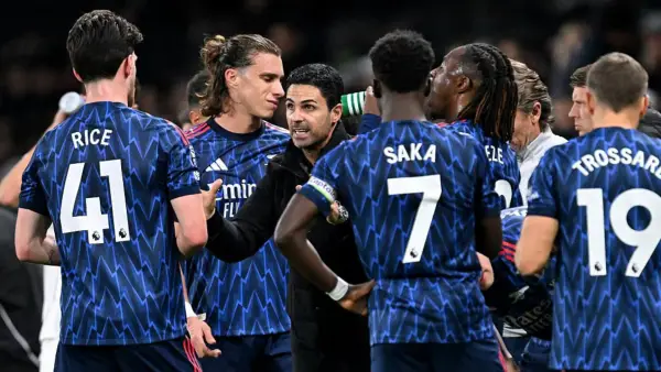 Mikel Arteta tengah memberikan arahan pada anak asuhnya saat bertandang ke markas Fulham pekan lalu (Sumber: Web/arsenal.com)