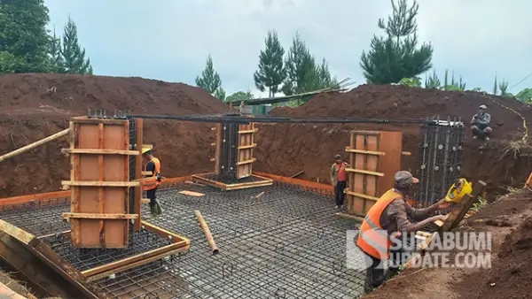 Pembangunan tower komunikasi di Kampung Ciondo, Desa Waluran Mandiri, Kecamatan Waluran, Kabupaten Sukabumi.. (Sumber : SU/Ragil Gilang).