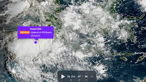 Badan Meteorologi, Klimatologi, dan Geofisika (BMKG) melaporkan adanya siklon tropis yang terpantau aktif di sekitar wilayah Indonesia. (Sumber : zoom.earth).