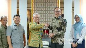 Ayep Zaki bersama Sekretaris Jenderal Kementerian Ketenagakerjaan (Kemenaker) Dr. Cris Kuntadi di kantor Kemenaker, Jalan Gatot Subroto, Jakarta. (Sumber: Istimewa)