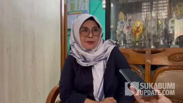 Iis Irawati, Kepala Sekolah SDN Gadis Cisaat Sukabumi saat diwawancarai. (Sumber: SU/Turangga Anom)