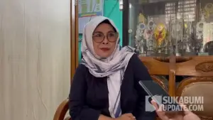Iis Irawati, Kepala Sekolah SDN Gadis Cisaat Sukabumi saat diwawancarai. (Sumber: SU/Turangga Anom)