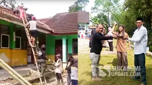 Anggota Komisi IV DPRD Kabupaten Sukabumi dari Fraksi PKS, Uden Abdunnatsir, ikut bergotong royong membongkar ruang kelas SDN Gunung Batu yang rusak berat di Kampung Gunung Batu, Kecamatan Kebonpedes. (Sumber : SU/Ibnu Sanubari)
