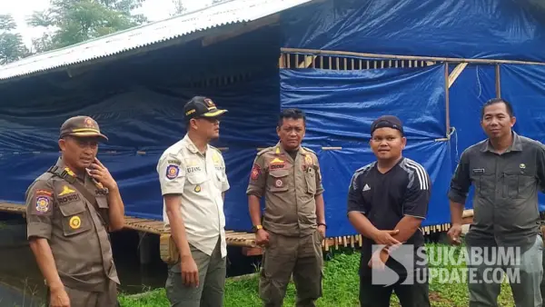 Satpol PP Sukabumi saat meninjau Peternakan Sapi di Parungkuda. (Sumber: Dok Satpol PP)