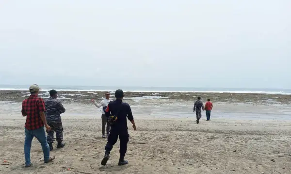 warga dan petugas P2BK Surade saat berada di dekat Tempat Kejadian Perkara | Foto : P2BK Surade