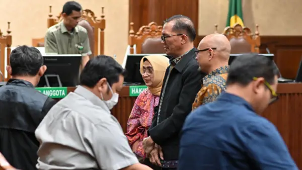 Mantan Direksi PT ASDP (dari kiri ke kanan): Ira Puspadewi, Yusuf Hadi dan Harry MAC menghadiri sidang lanjutan dugaan korupsi ASDPa, Selasa (21/10/2025) | Foto : Dok Ist.