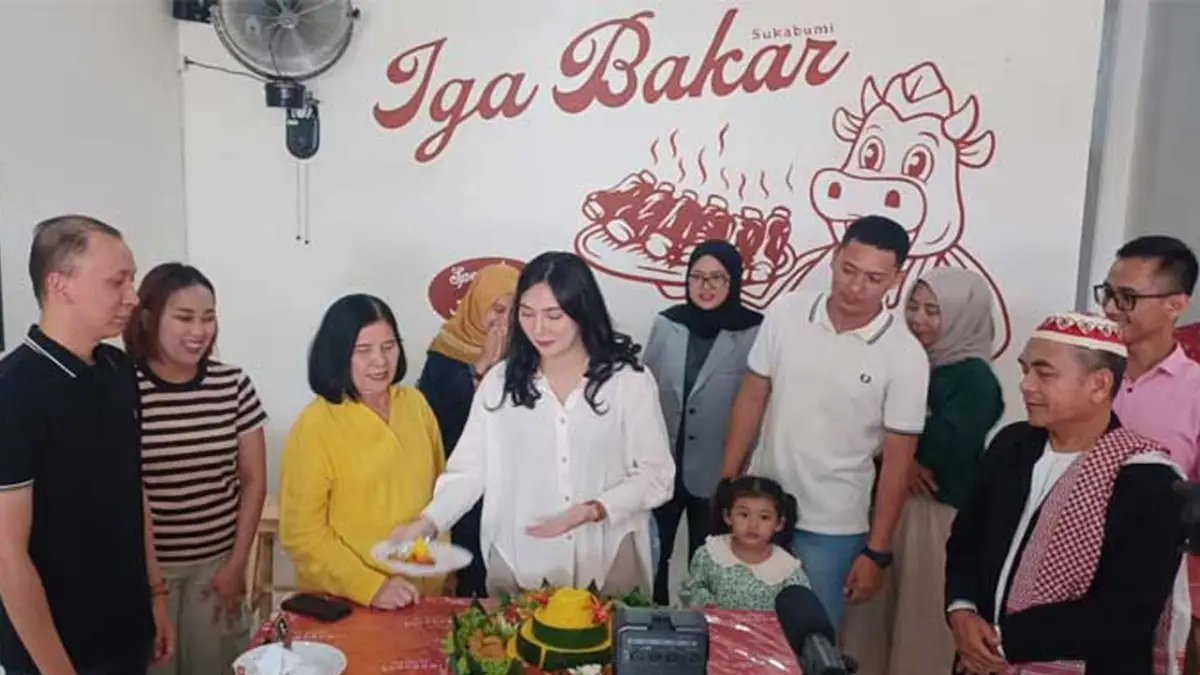 Fitri Assiddikki (baju putih) Owner Rumah Makan Iga Bakar Sukabumi di Jalan Ahmad Yani nomor 137 Kota Paris, Kota Sukabumi | Foto : Ist