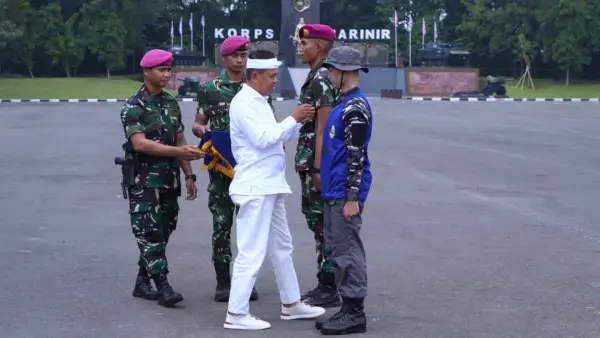 Gubernur Jawa Barat Dedi Mulyadi saat membuka Pendidikan Karakter Gapura Panca Waluya Angkatan Ke-6 di Kesatuan Marinir Cilandak. (Sumber Foto: Biro Adpim Jabar)