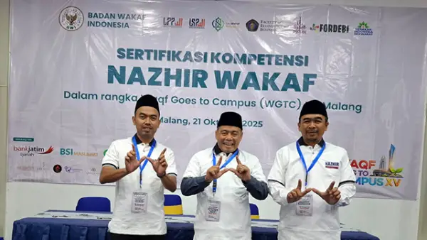 KH Aceng Najmudin Nawawi, Sudar Fauzi, dan Achmad Sutisna Saat Sertifikasi Kompetensi Nazhir Wakaf, Waqf Goes to Campus (WGTC) Malang, 21 Oktober 2025. (Sumber : Istimewa.).