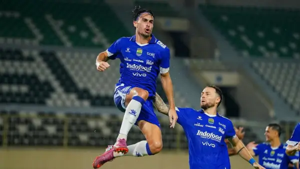 Andrew Jung melaukan selebrasi setelah mencetak gol ke gawang PSBS Biak melalui tendangan penalti (Sumber: Instagram/@andrewcadabra)