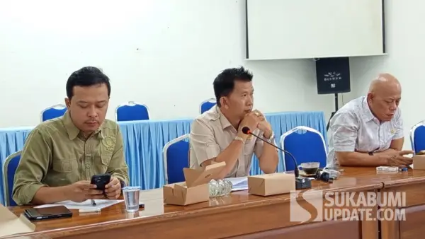 Anggota komisi II DPRD Kabupaten Sukabumi, Bayu Permana (kiri), saat mengikuti rapat di Aula Dinas Perhubungan Kabupaten Sukabumi, Selasa (21/10/2025). (Sumber: Istimewa)
