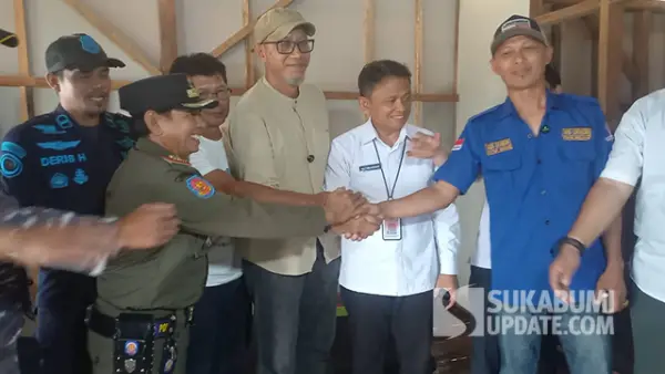 Kadispar Ali Iskandar (tengah baju putih) saat bertemu dengan sejumlah elemen masyarakat dan pihak PT BSM, Rabu (22/10/2025). (Sumber : SU/Ragil Gilang).