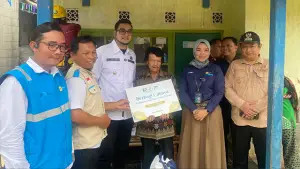 PLN UP3 Sukabumi dan Wakil Wali Kota Sukabumi, Bobby Maulana beserta jajaran Pemkot Sukabumi Bagikan Listrik Gratis. (Sumber : Dok PLN).