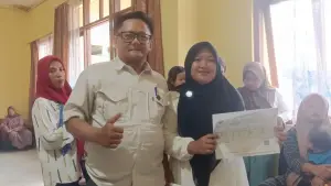Salah satu warga yang mengurus Adminduk dalam Gebyar Hari Santri Nasional tingkat Kecamatan Bojonggenteng Kabupaten Sukabumi. (Sumber Foto: Istimewa)