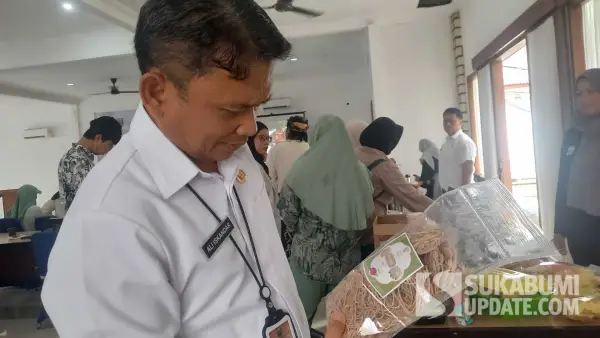 Kepala Dinas Pariwisata Kabupaten Sukabumi, Ali Iskandar saat melihat produk kuliner Pajampangan dalam pelatihan dan sertifikasi SKKNI. (Sumber Foto: SU/Ragil Gilang)