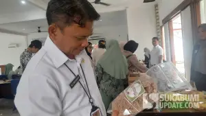 Kepala Dinas Pariwisata Kabupaten Sukabumi, Ali Iskandar saat melihat produk kuliner Pajampangan dalam pelatihan dan sertifikasi SKKNI. (Sumber Foto: SU/Ragil Gilang)