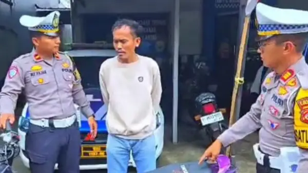Pengendara Suzuki Satria FU warna ungu tanpa plat nomor, tidak menggunakan helm, serta tidak membawa STNK maupun SIM C pada Minggu (19/10/2025) sore. (Sumber : dok Polres Sukabumi)