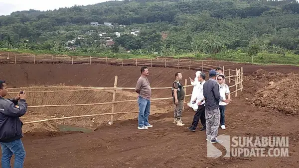 DLH Kabupaten Sukabumi saat menyidikan lokasi proyek PT Bogorindo Cemerlang di Desa Tenjojaya Kecamatan Cibadak. (Sumber Foto: Istimewa)