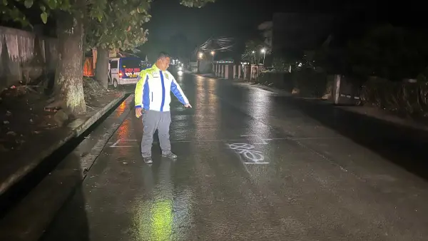 Polisi saat olah TKP kecelakaan mahasiswi yang tabrak truk parkir di Cikembar Sukabumi, Rabu (22/10/2025) malam. (Sumber Foto: Dok. Satlantas Polres Sukabumi)