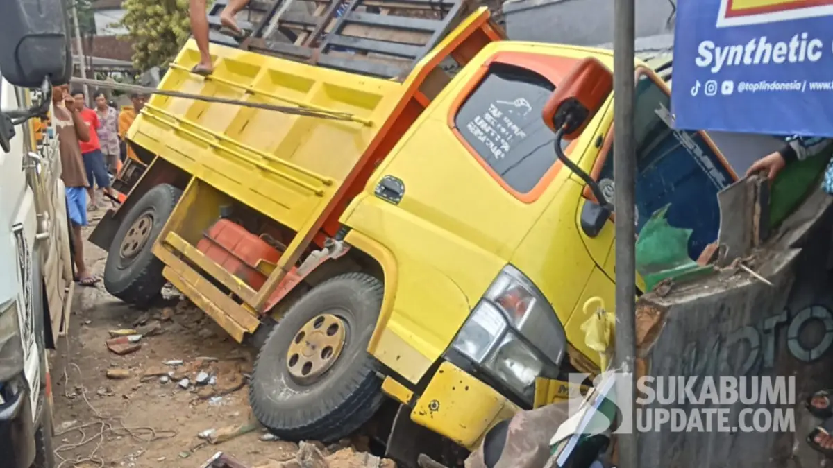 Sopir Diduga mengantuk, Truk Oleng Muatan Genteng Tabrak Pagar Rumah di Jampangkulon Sukabumi
