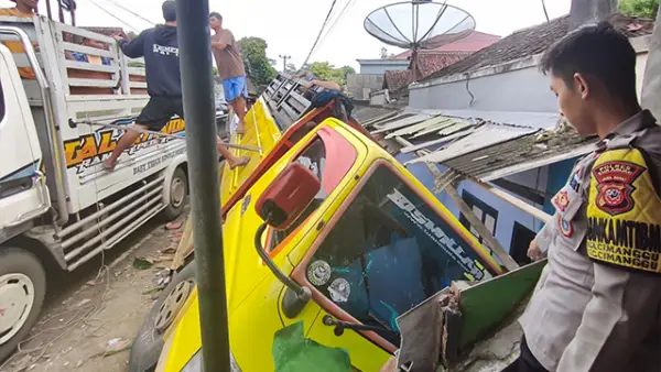 Truk tabrak rumah warga di Jampangtengah, Kabupaten Sukabumi. Kamis (23/10/2025) (Sumber : Dok warga).