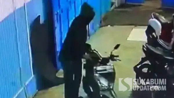 Aksi curanmor terekam cctv di SPPG Sukabumi. (Sumber: Tangkapan layar CCTV)