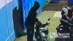 Aksi curanmor terekam cctv di SPPG Sukabumi. (Sumber: Tangkapan layar CCTV)