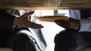 Ilustrasi praktek korupsi (Sumber: ilustrasi oleh freepik)