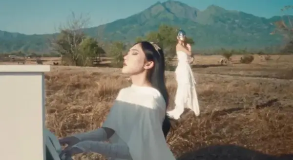 Official Music Video Lagu I’m on My Way Isyana Sarasvati (Sumber : Youtube /@Isyana Sarasvati)