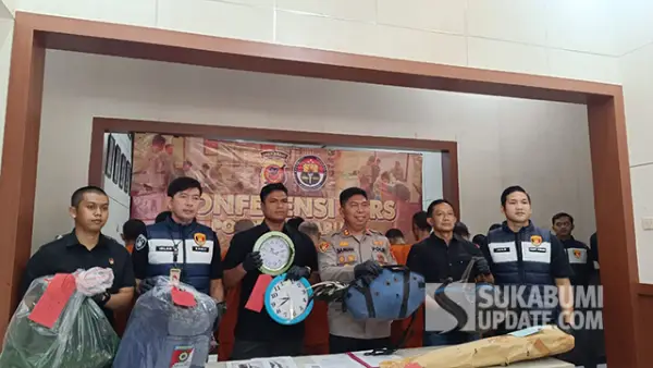 Polres Sukabumi saat menggelar konferensi pers terkait perjudian sabung ayam di Kampung Cikarang, Desa Ciracap, Kecamatan Ciracap, Kabupaten Sukabumi, pada Kamis (23/10/2025). (Sumber : SU/Ilyas).