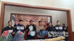 Polres Sukabumi saat menggelar konferensi pers terkait perjudian sabung ayam di Kampung Cikarang, Desa Ciracap, Kecamatan Ciracap, Kabupaten Sukabumi, pada Kamis (23/10/2025). (Sumber : SU/Ilyas).