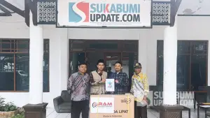 Penyerahan bantuan kursi roda dari Yayasan Sukabumi Update Peduli dan PT RAM kepada Desa Bojonggenteng, Kamis (23/10/2025). (Sumber : SU).