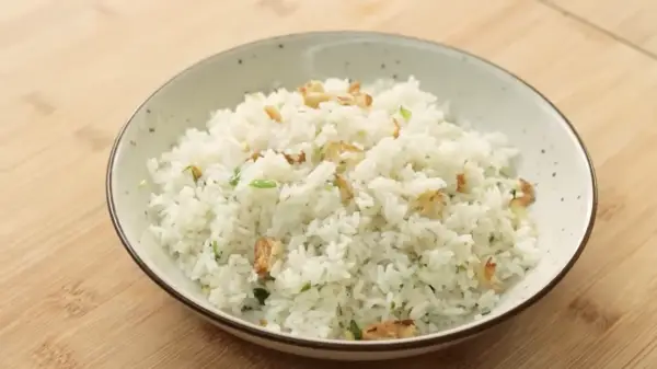 Resep Nasi Goreng Bawang Putih, Menu Makan yang Cocok untuk Sarapan Pagi (Sumber : Youtube | Devina Hermawan)