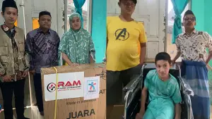 Penyerahan kursi roda oleh IPSM Kecamatan Bojonggenteng, Pemdes Berekah dan dibantu oleh Puskesmas Bojonggenteng kepada Sandi (15) penerima manfaat, Kamis (23/10/2025). (Sumber : Pemdes Bojonggenteng).