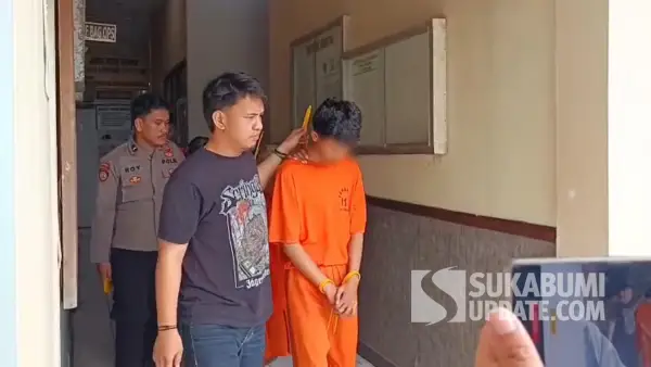 MR, pelaku pembacokan siswa SMK di Cibadak Sukabumi saat digiring untuk ditampilkan dalam konferensi pers Polres Sukabumi. (Sumber Foto: SU/Ilyas)