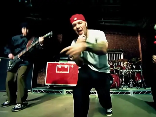 Di Video Youtube Seorang penggemar dari Peru dengan pilu menulis, Rest in peace Sam Rivers... Kita menunggumu bulan Desember ini, tapi sayangnya kita tidak akan bisa melihatmu Sam. (Sumber: Official youtube Limp Bizkit)