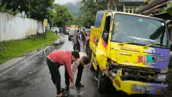 Tabrakan Angkot dengan Truk di Jalan Raya Baros, tepatnya di depan PT Sierad, Kelurahan/Kecamatan Baros, Kota Sukabumi, pada Kamis (23/10/2025) | Foto : Dok. Satlantas