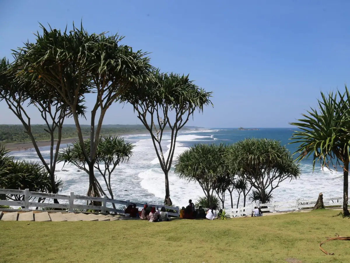 Karang Tawulan bukan sekadar destinasi; ia adalah sebuah perjalanan transformatif yang lengkap—dari pemilihan rute cerdas, petualangan unik ojek palang, hingga perenungan di hadapan amarah laut yang gagah.