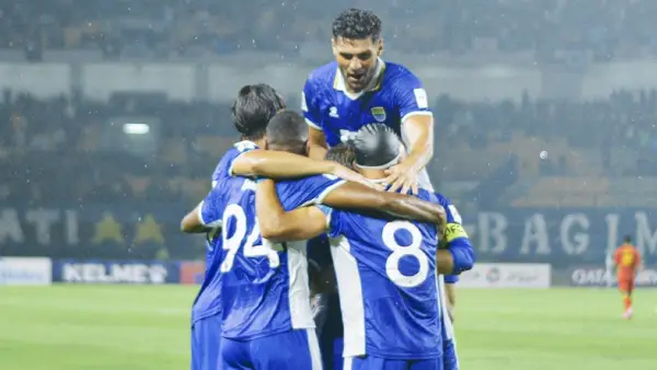 Para pemain Persib Bandung tengah melakukan selebrasi atas gol yang dilesatkan oleh Adam Alis di laga menghadapi Selangor FC (Sumber: Instagram/@persib)
