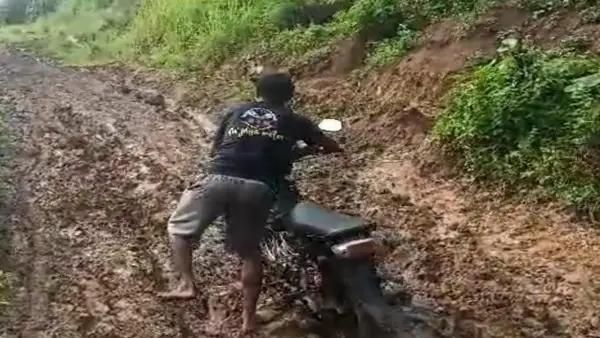 Jalan rusak di ruas Cibugel–Bangbayang, Kecamatan Tegalbulued, Kabupaten Sukabumi | Foto : Dok. Warga