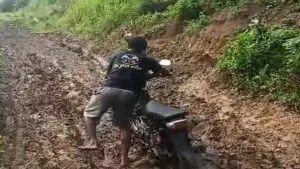 Jalan rusak di ruas Cibugel–Bangbayang, Kecamatan Tegalbulued, Kabupaten Sukabumi | Foto : Dok. Warga