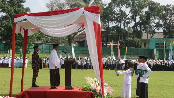 Bupati Sukabumi Asep Japar saat menjadi pembina upaca Hari Santri Nasional di Stadion Korpri, Cisaat | Foto : Dokpim