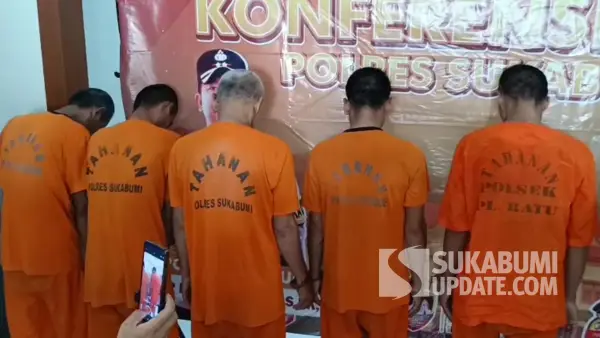 5 pemburu babi di Pajampangan Sukabumi dihadirkan dalam konferensi pers Polres Sukabumi, Kamis (23/10/2025). (Sumber Foto: SU/Ilyas)