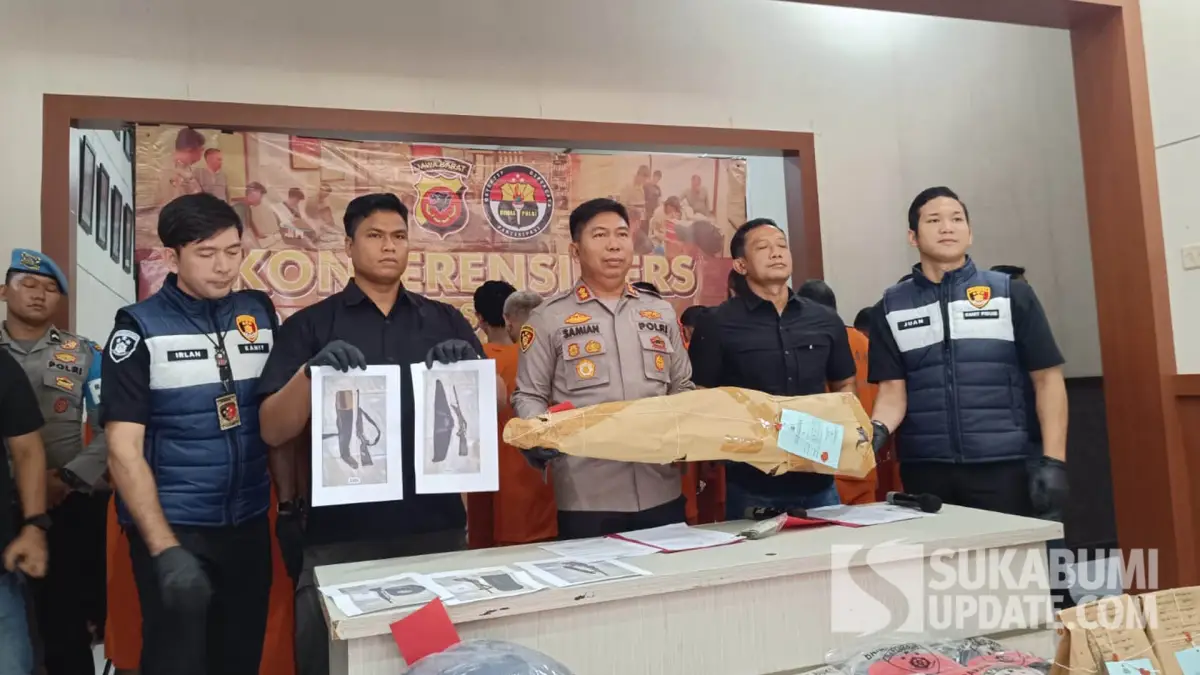 Kapolres Sukabumi AKBP Samian saat menampilkan foto dan barang bukti senjata api rakitan yang dipakai 5 pemburu babi hutan.