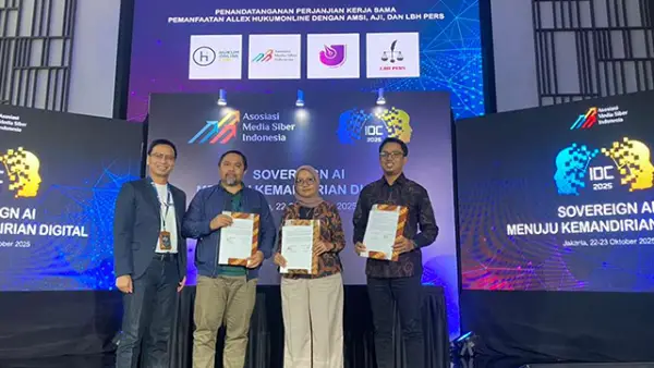 CMO Hukumonline Amrie Hakim, Ketua AMSI Wahyu Dhyatmika, Executive Director AJI Febrina Galuh, dan Direktur Eksekutif LBH Pers Mustafa Layong di IDC 2025, di The Hub Epicentrum, Jakarta (23/10/2025). (Sumber : Istimewa.).