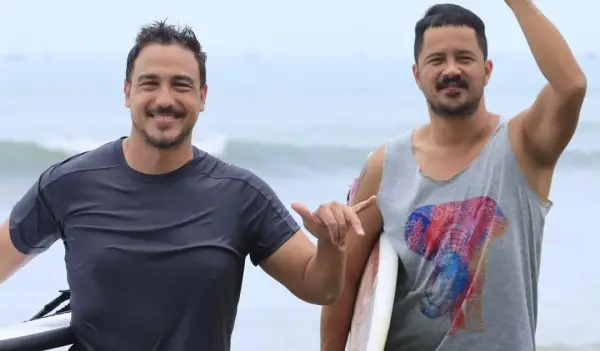 Hamish Daud Jadi Sorotan Usai Digugat Cerai Raisa, Pernah Berselancar di Pantai Cimaja Bersama Fathir Muchtar (Sumber : Instagram/@hamishdaudw)
