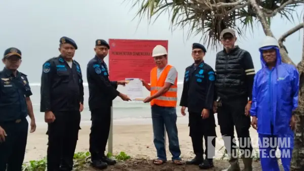 Kegiatan pemasangan papan pemberhentian aktivitas pembongkaran karang oleh KKP di Pantai Minajaya, Sukabumi. Jumat (24/10/2025). (Sumber: SU/Ragil Gilang)